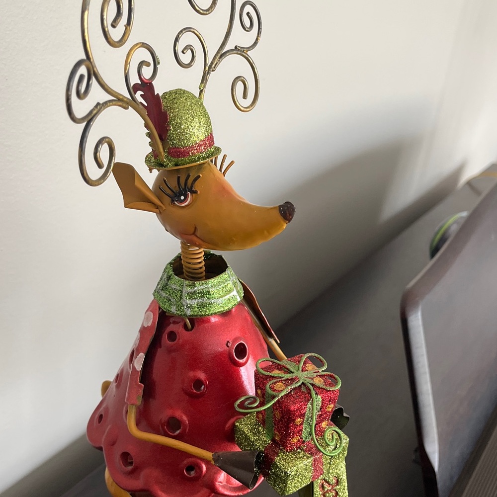 Adorable Pier1 2016 dated metal bobble head tea light reindeer with presents